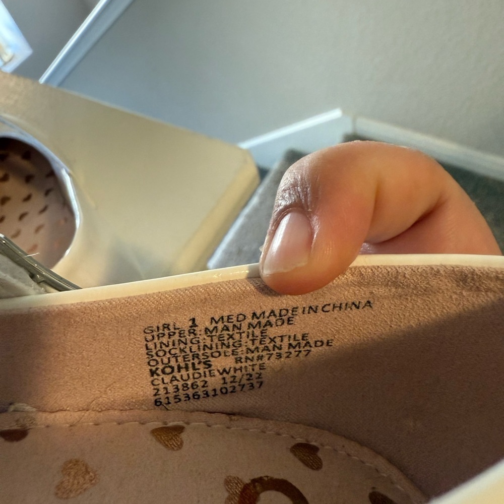 SO Girls White  Mary Jane Shoes. Girls Size 1. - Picture 8 of 10